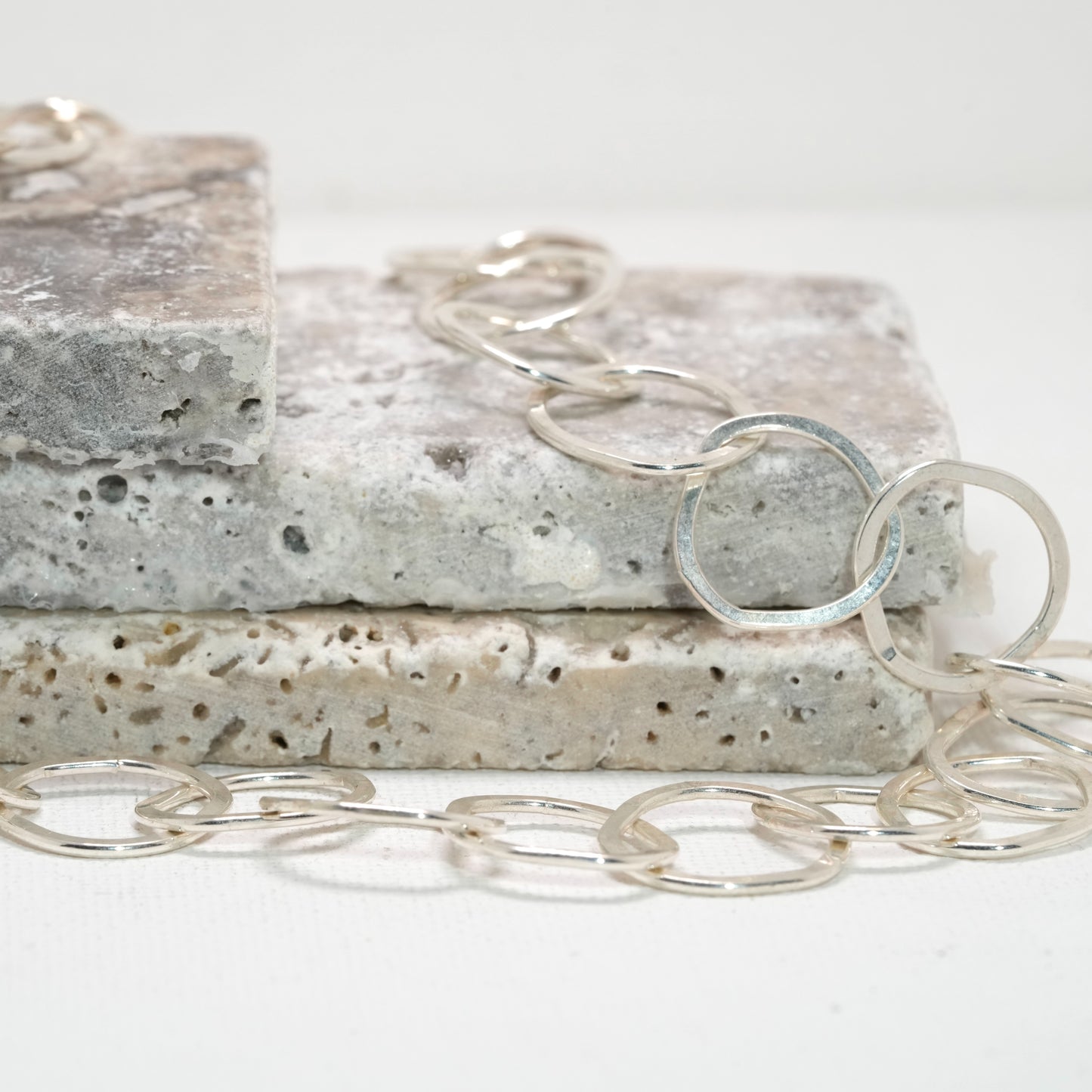 Amorphous Chain Choker